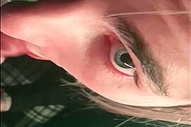 Sophie Ice suce un inconnu dans les toilettes d’un bar - free porn video